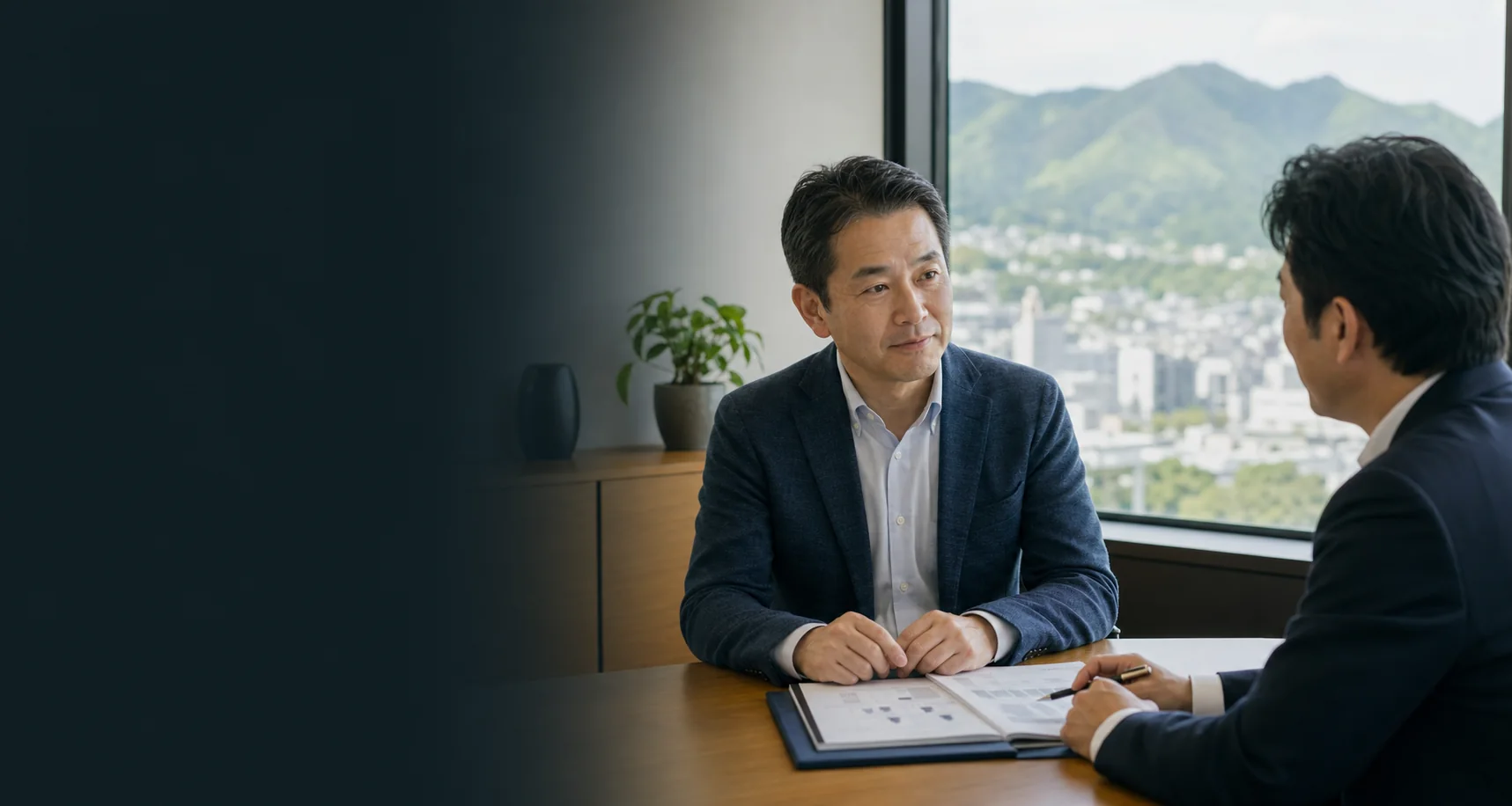 岐阜の会社売却について相談する経営者とM&Aアドバイザー